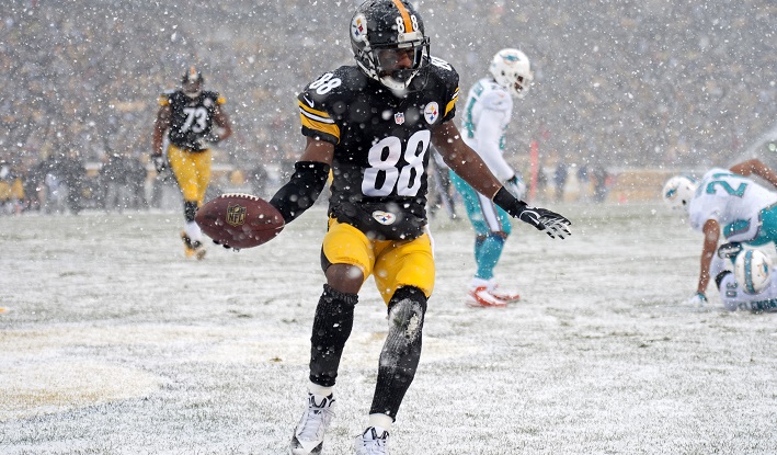 Pittsburgh Steelers wide receiver Emmanuel Sanders (88) dances into the end zone on a five-yard touchdown pass play during the first quarter of an NFL football game against the Miami Dolphins in Pittsburgh, Sunday, Dec. 8, 2013. (AP Photo/Don Wright)